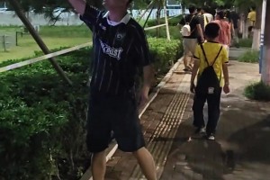 扎心了老鐵！實拍：西海岸球迷對著國安球迷高喊“申花是冠軍”