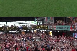 足球再次回家！當(dāng)凱莉罰入制勝點(diǎn)球時(shí)，英格蘭所有酒吧都炸鍋了