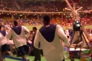 21年啦！04年詹姆斯入選美國男籃的時候，真是一副青澀面孔