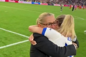 凱莉替補(bǔ)登場(chǎng)助攻救主+制勝點(diǎn)球！賽后教練擁抱她時(shí)還親了一口