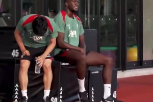 講的挺6??在日本踢友誼賽，科納特用日語對(duì)遠(yuǎn)藤航說“你好”