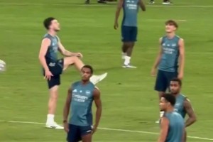 笑死??道曼想效仿賴斯用屁股停球，阿爾特塔一拳將球擊走