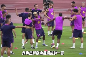 看來(lái)在巴薩隊(duì)內(nèi)，只有老大哥萊萬(wàn)能治得了調(diào)皮的亞馬爾