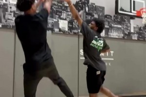 雖然投籃動(dòng)作不一樣，但甜瓜兒子這腳步+三威脅沒(méi)少和老爸學(xué)??！