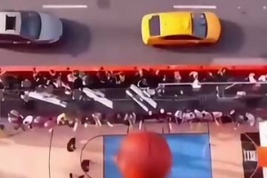 不擅投射！網(wǎng)友惡搞：NBA球員里好像只有西蒙斯第一下沒(méi)投進(jìn)！