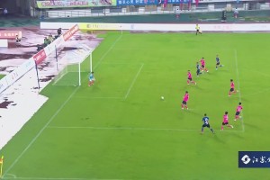 輕松！南通隊陳正精準掃傳門前助郭凱楠破門，解說：像一道彩虹