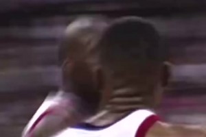 奧尼爾在FIBA賽場上也是無敵般的存在啊，誰敢擋在他前面？