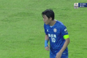 什么水平？蘇超球員一腳外腳背直塞讓對方后衛(wèi)直接失去重心??