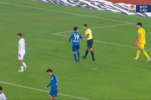 你怎么看？蘇超宿遷球員禁區(qū)內(nèi)摔倒，裁判判點(diǎn)后聽取邊裁意見改判