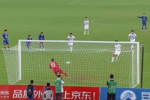 神勇！宿遷隊(duì)門將陸天宇飛身撲出無錫隊(duì)點(diǎn)球，比分仍為0-1??