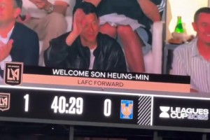 球場(chǎng)宣??洛杉磯FC主場(chǎng)大屏幕寫著:歡迎孫興慜！洛杉磯FC前鋒