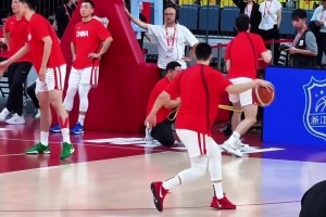 師承哈登？胡明軒賽前熱身竟然用出了后撤三步投籃??????