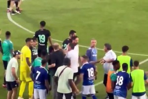 ??貝蒂斯與科莫友誼賽火爆群毆！你一拳我一拳，上演功夫足球！