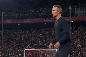 費(fèi)內(nèi)巴切遭絕殺！哈迪-穆薩補(bǔ)時(shí)頭球破門！范佩西怒吼揮拳慶祝！