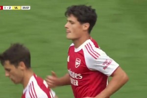 槍手扳回一城！馬丁內(nèi)利角球助攻，諾爾高無(wú)人盯防頭球破門(mén)！