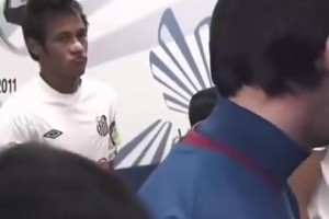 眼神不斷偷瞄！還記得當(dāng)年內(nèi)馬爾第一次見(jiàn)到梅西時(shí)的情景嗎？