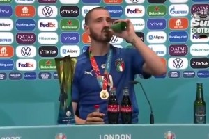 太搞了！名場面：意大利奪冠，博努奇發(fā)布會狂喝啤酒和可樂！