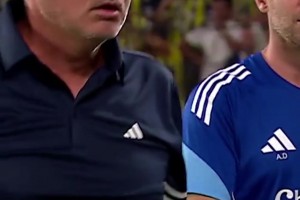 心理戰(zhàn)？穆帥在裁判等VAR時(shí)提前舉手慶祝，進(jìn)球被取消后一臉懵圈