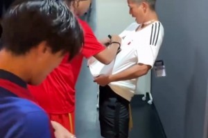當(dāng)場跪地情緒崩潰！日本球迷拿到小羅親筆簽名后淚流滿面??