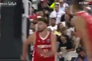 這還是你嗎？申京絲滑轉(zhuǎn)身后直殺籃下殘暴扣籃！