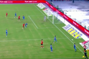 鹽城隊禁區(qū)內(nèi)突破倒地，買買提江果斷判點，胡書銘點射破門??