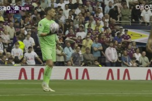 ??叫你磨嘰！伯恩利門(mén)將持球超過(guò)8秒違例！怒送熱刺角球！