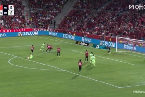 ??太滑稽了！拉什福德禁區(qū)內(nèi)嘗試過人，直接將球權(quán)送對手了！