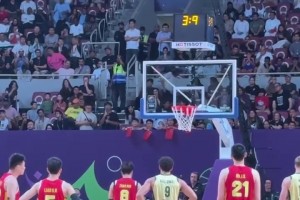 可惜??！球迷前方拍攝：趙睿關(guān)鍵兩罰全中，胡明軒三分就短一點(diǎn)