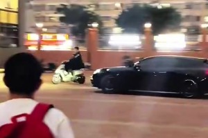 笑死！??胡明軒此前開著保時捷，去別徐昕的小電動！