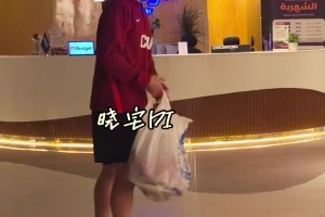 趙睿凌晨5點(diǎn)多回酒店遇到等待的球迷 主動(dòng)問筆給球迷簽名??