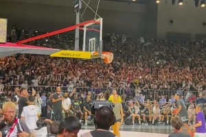 韋德：能不能給我也搞一個？??庫里中國行看到自己的蠟像笑翻