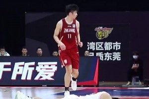 余嘉豪曾不看路被地上的趙睿絆倒 如今兩人成了國家隊隊友??