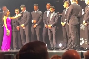 賴斯說我們連續(xù)三年第二時，薩拉赫立刻看向了范迪克??