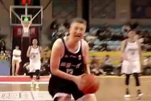 老當(dāng)益壯??！郭士強此前在表演賽上演瀟灑轉(zhuǎn)身過人+連續(xù)得分~