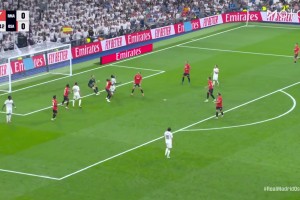 左路繼續(xù)造險！維尼修斯下底傳中，姆巴佩射門太正被抱住