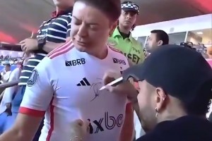 辣眼！內(nèi)馬爾你竟對老嫂子有興趣，簽名完還摸摸人家胸口??