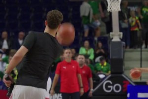 申老師這手活！申京熱身賽賽前保齡球姿勢隨手一撩命中三分??