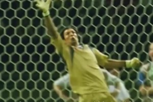 世界第一中場vs世界第一門將！齊達(dá)內(nèi)頭球攻門布馮神勇?lián)涑觯? >
                                        </div>
                                    </div>
                                    <div   id=