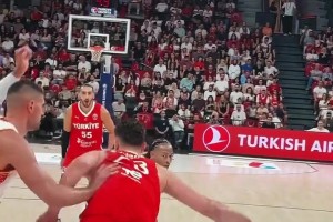 ??又壯了些？申京熱身賽輕松低位單吃武切維奇