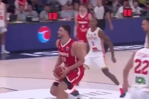 ??狀態(tài)爆表！申京熱身賽對陣黑山的兩記炸裂突破暴扣