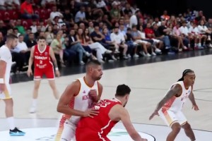 大屁股開路！??申京低位坐打武切維奇強硬勾手命中