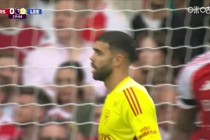 反應(yīng)是真快??！斯特魯伊克近距離頭球攻門，拉亞神撲化險(xiǎn)！