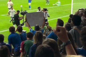 球迷實拍：維尼修斯對著裁判喋喋不休，姆巴佩趕緊捂著他的嘴