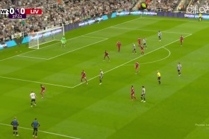 是伊薩克應(yīng)該就進(jìn)了！巴恩斯傳中，戈登搶點(diǎn)頭槌稍稍高出