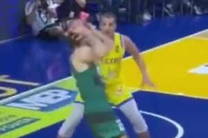 進攻中鋒拿球砸自己臉，裁判吹了防守犯規(guī)，防守球員都懵逼了??