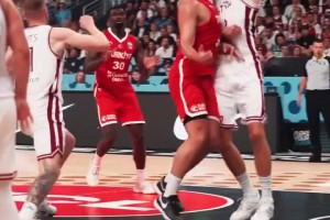 約老師都沒這手？申京假手遞手突破+腦后妙傳助攻隊友暴扣??