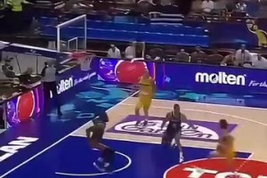 最后這個扭屁股是什么意思？球員底角空位沒接到傳球，然后……