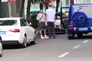 正式告別遼寧！此前球迷拍攝到張鎮(zhèn)麟和趙繼偉依依不舍地?fù)肀? >
                                        </div>
                                    </div>
                                    <div   id=