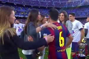 這么受歡迎的嗎？名場面：隊友妻子們排隊與哈維親吻！