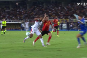 奇克禁區(qū)內(nèi)單刀被門將化解！慢鏡回放手球在先了！